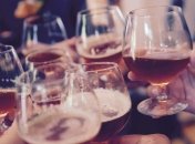 Чому під впливом алкоголю люди здаються красивішими