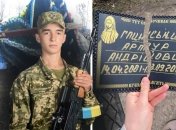 Герой на фоні його понівеченої могили