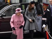 Кейт Миддлтон впервые появилась на публике с Елизаветой II 