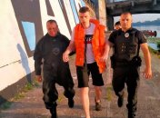 У Києві врятували хлопця, який опинився під опорою моста Метро в Дніпрі (фото)