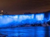 Ниагарский водопад стал синим в честь пополнения в королевской семьи Британии