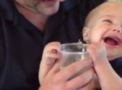 ВИДЕОпозитив: малыш наслаждается водичкой