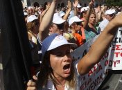 Демонстранты в Афинах закидали полицию камнями