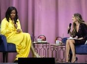 Мишель Обама вышла в свет в блестящих сапогах-чулках