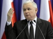 Лидер правящей партии Качиньский покинул окруженный протестующими Сейм