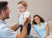 Папины истории: отец гуляет с самостоятельным сыном