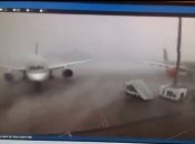 В Катаре из-за шторма столкнулись два пассажирских самолета (видео)