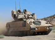 БМП M2 Bradley способна проходить даже через осложненную препятствиями местность