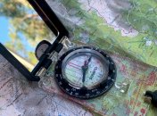 На мапах географічний північний полюс знаходиться вгорі, а магнітний північний полюс – внизу, тому магнітна стрілка компаса вказує на "магнітний південь".