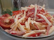 Салат з крабових паличок та помідорів