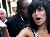 Отец британской певицы Эми Уайнхаус против спектакля о ее жизни