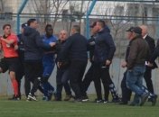 Фанаты избили рефери во время матча (Видео)