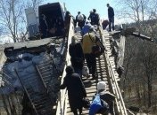 В Станице Луганской восстановили разрушенный мост