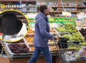 Женщина покупает продукты, музыкальная колонка