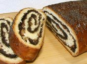 Рулет из дрожжевого теста с маком и изюмом