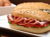 Что поесть на работе: полезные перекусы, которые стоит взять с собой в офис