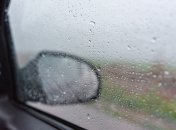 Запотевшие стекла и неприятный запах в машине – результат лишней влаги