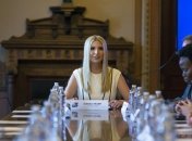 Иванка Трамп потрясла светлым нарядом Белый дом