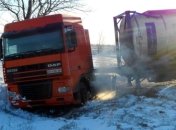 Грузовик с цистерной перевернулся на Николаевской трассе.