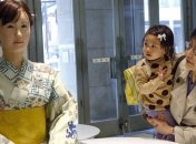 В японском торговом центре работает робот-рецепционист Аико Чихира