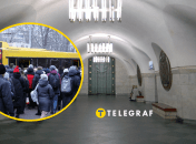 Станция метро и люди на остановке