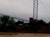 Наводнение в Непале: обрушился огромный подвесной мост (Видео)