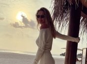 Вера Брежнева в день 37-летия прогулялась по пляжу топлес