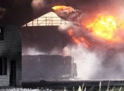 С пожарным, который тушил огонь на нефтебазе под Киевом, нет связи