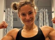 Украинская звезда ММА похвасталась стальным прессом (фото)