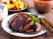 Шоколадно-сирним оладками будуть раді завжди