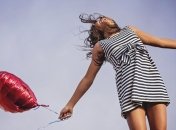 Красиві листівки і привітання з Днем щастя 2021