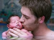 Малыш с первого дня жизни плавает с папой в бассейне (ФОТО)