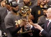 ЛеБрон Джеймс официально поддержал кандидатуру Хиллари Клинтон