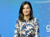 Нежный шелк: королева Летиция вышла в свет в роскошном образе