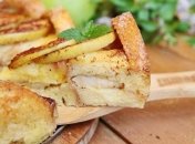 Яблочная шарлотка с белым наливом - простой рецепт