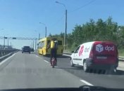 "Железные яйца!" Курьер, мчащий на моноколесе быстрее авто, стал звездой сети (видео)