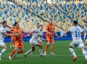 Тарас Михавко бореться за верховий м’яч