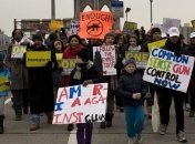 Сотни американских матерей прошли маршем по Бруклинскому мосту