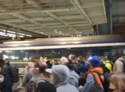 В Лондоне объявлен полный локдаун из-за коронавируса, люди массово бегут из города (видео)