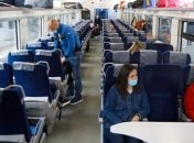 Люди в транспорті — тільки в масках.