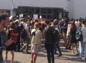 Акция под МВД: собравшиеся требуют найти убийц Шеремета