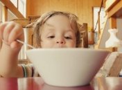 Поради, як правильно привчати дитину їсти