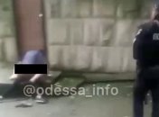 В Одессе парочка занималась сексом прямо на улице, но их прервали полицейские (видео)