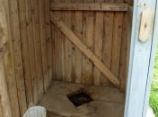 Не доброе утро: в Днепре спасали голого неадеквата, забравшегося в выгребную яму (фото 18+)