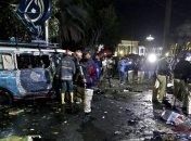 В Пакистане смертник въехал в толпу участников протеста, есть погибшие и раненые