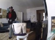 Житель Нью-Йорка наблюдал за кражей в своей квартире онлайн (Видео)