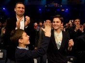 Кличко с сыновьями впечатлены поединками Усика и Узелкова 