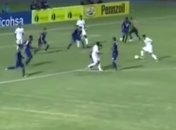 Болельщик выбежал на поле и забил гол одновременно со своей командой (Видео)