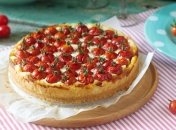 Солоний чізкейк з помідорами чері