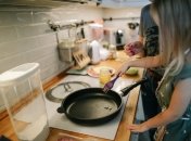 Скільки разів вам казала мама: "Не сиди на столі!"